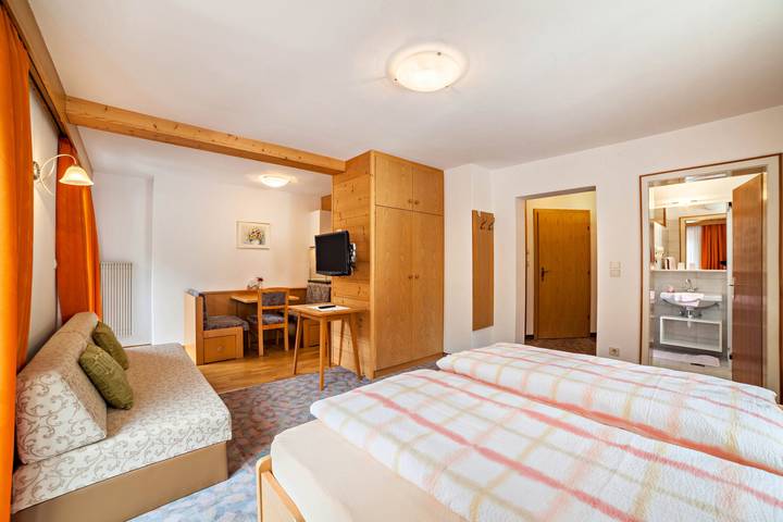 Entire apartment, Vacation Apartment "Moosmair 1" with Mountain View, Wi-Fi, Terrace & Garden in St. Martin in Passeier, Passeiertal