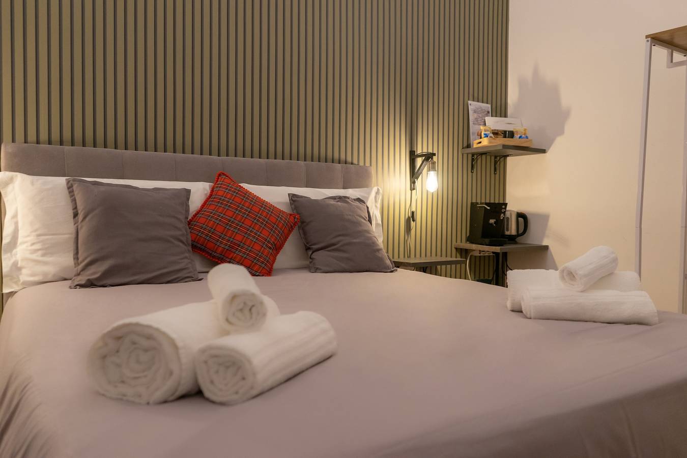 Camera 'Al Corso Finestra' con Wi-Fi e aria condizionata in Salerno, Costa tirrenica Campania