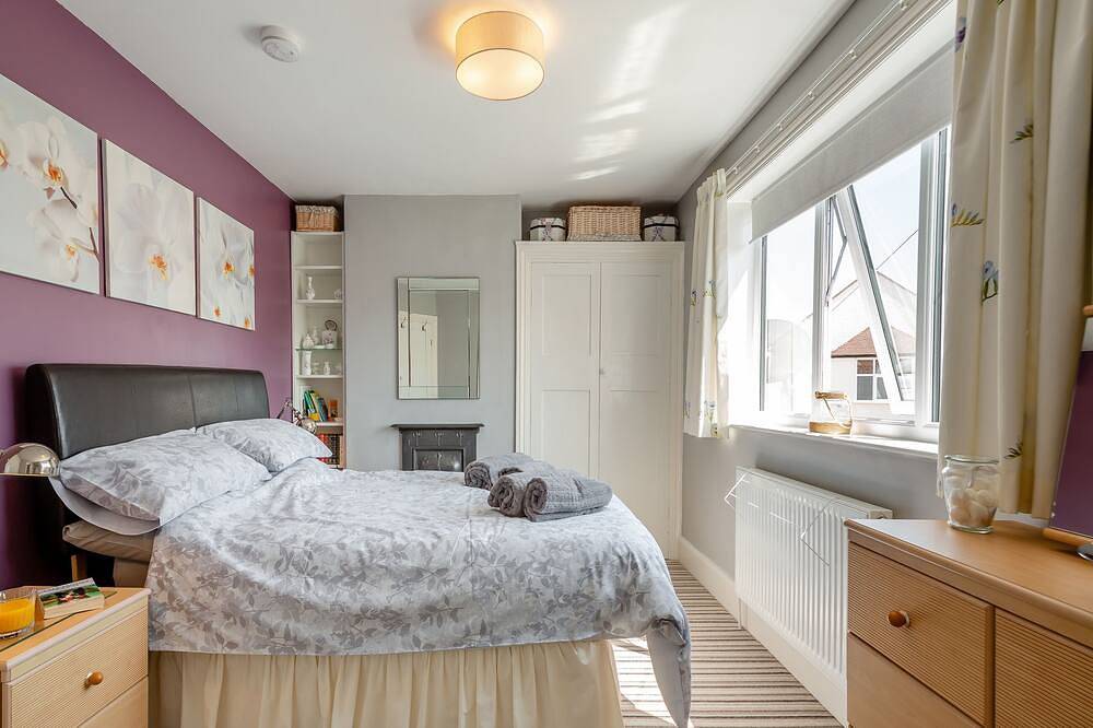 4 bedroom accommodation in Rhos-on-Sea in Rhos on Sea, Conwy region