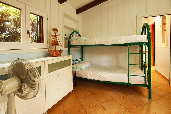 Location de vacances pour 5 personnes, avec jardin ainsi que piscine et terrasse, animaux acceptés à Campofelice di Roccella - 4