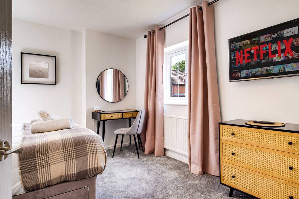 Wheatley House • Excellent Location • Free Parking • Garden • Fast Wifi • Smart Tvs • Yoko Property in Milton Keynes, Südostengland