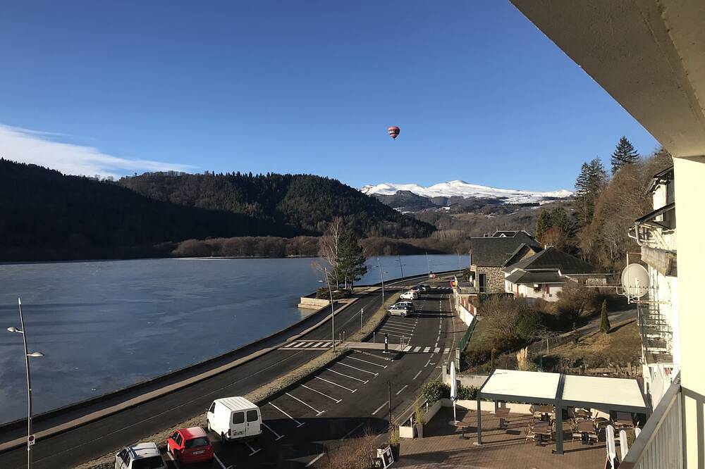 Entire apartment, Luxury apartment with terrace on the shores of Lake Chambon overlooking Sancy in Chambon-sur-Lac, Volcans d'Auvergne Regional Nature Park