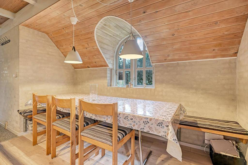 Cosy thatched roof house in the middle of the forest - The large ground is completely closed in Vester Husby, Husby