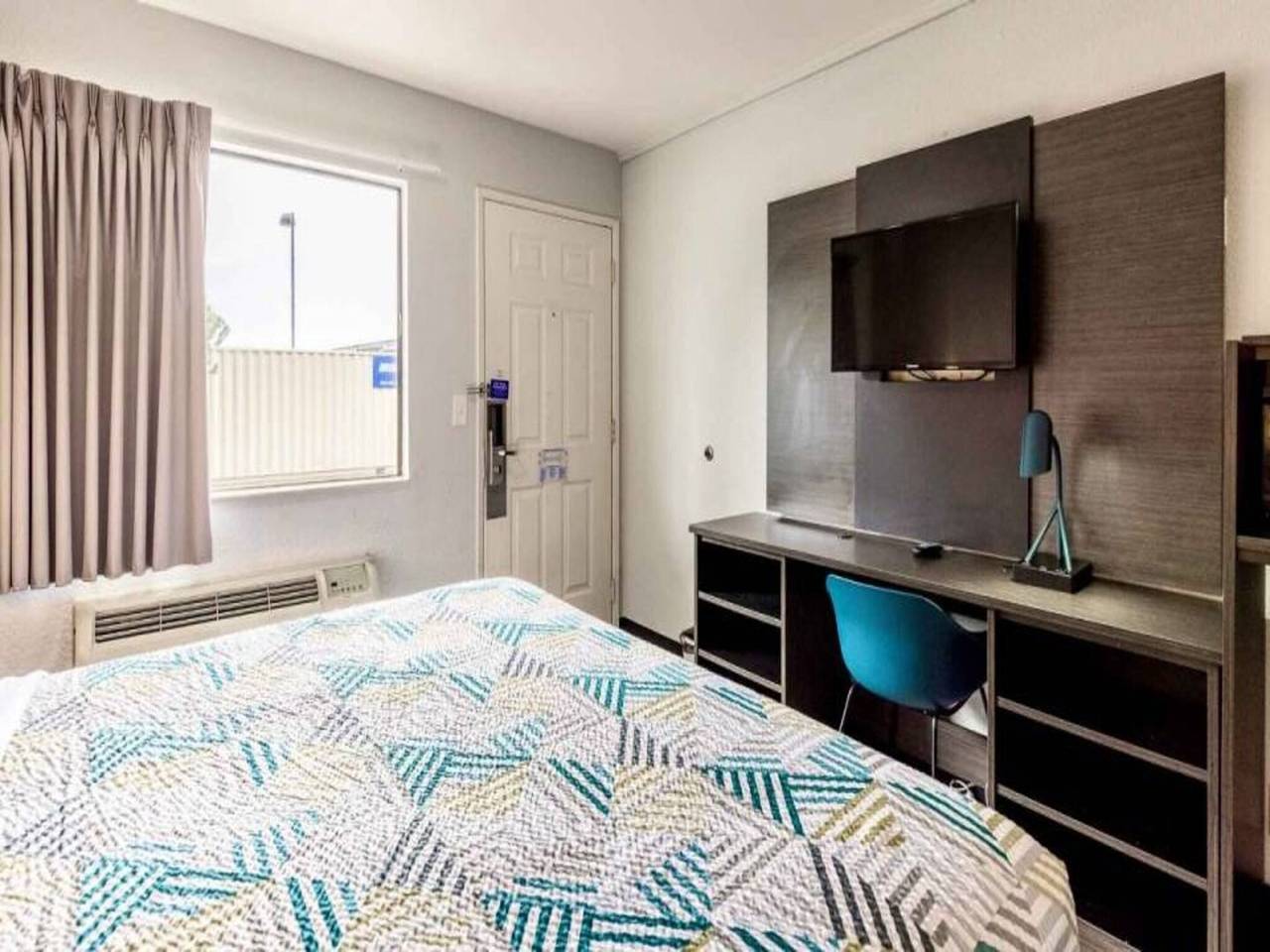 1 Cama King | Fumar in Carlsbad, San Diego County