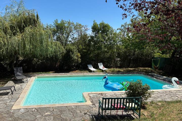 Gîte pour 6 personnes, avec jardin ainsi que piscine et terrasse, adapté aux familles