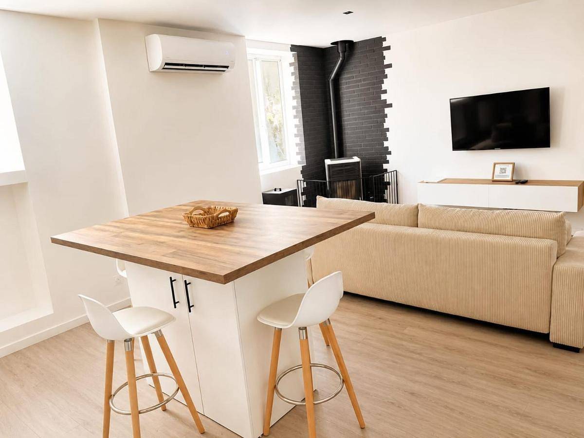 Appartement entier, L'immeuble du Monde Rose - Appartements neufs climatisés - classés 3 étoiles - Vic le Comte - Auvergne in Vic-le-Comte, Parc Naturel Régional Livradois-Forez