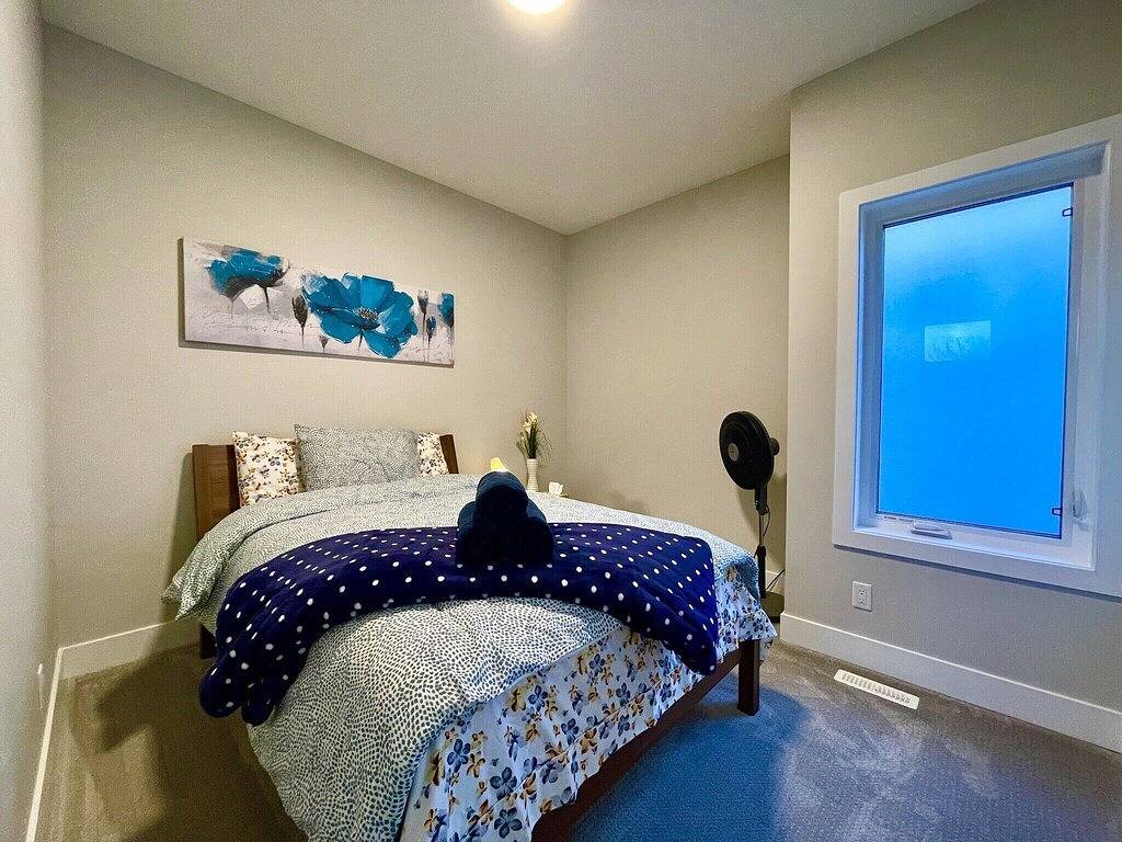 Huge 1700+ sqft Luxury Home Dt Parking + Fast Wifi in Edmonton, Alberta