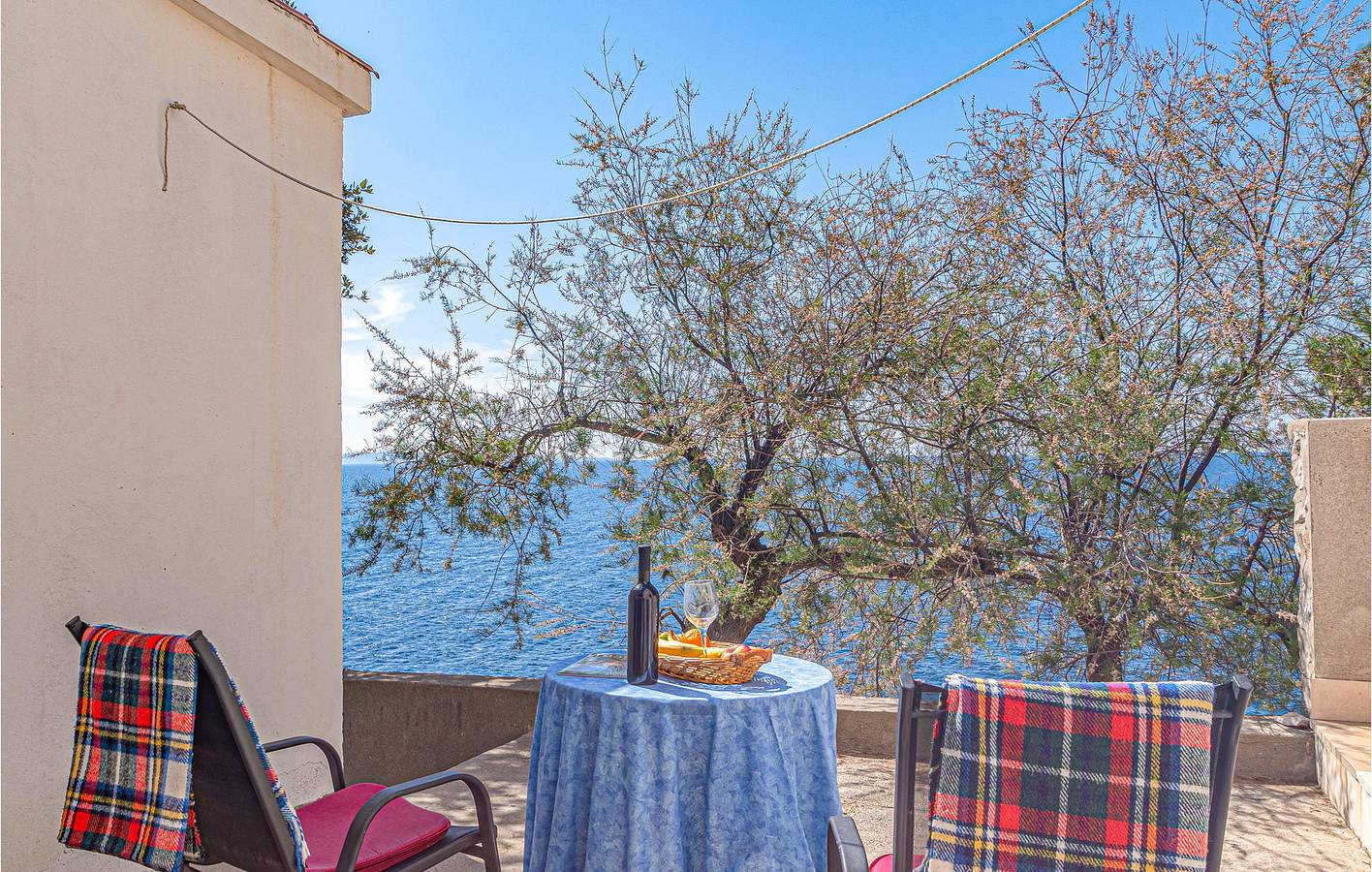 Gemütliche Wohnung mit Terrasse, WLAN und Parkplatz, 100 m bis zur Küste in Potomje, Dubrovnik-Neretva