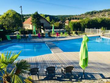 Location de vacances pour 5 personnes, avec jardin et sauna ainsi que piscine et vue à Saint-Chamarand