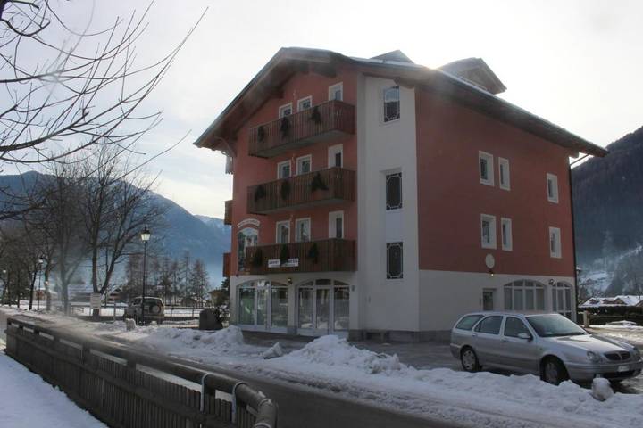 Hôtel pour 3 personnes, avec jardin ainsi que jacuzzi et sauna à Carisolo