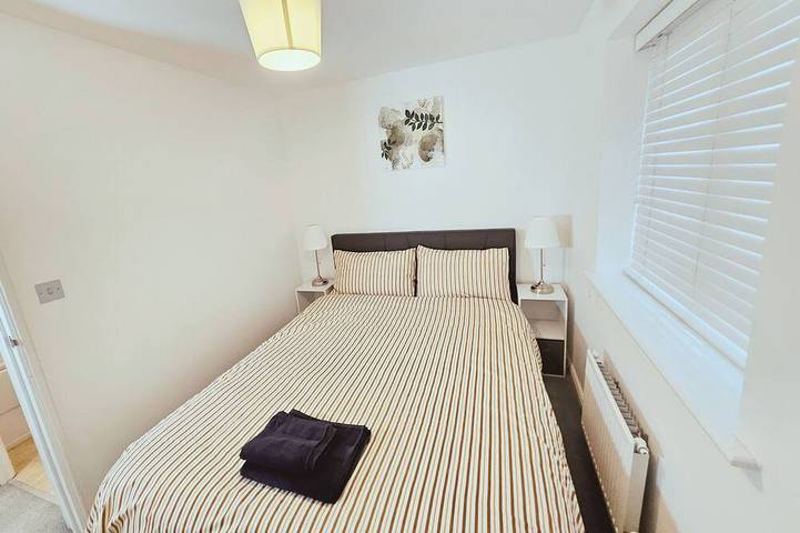 Spacious 2 Bedroom House with parking in Dartford, Kent