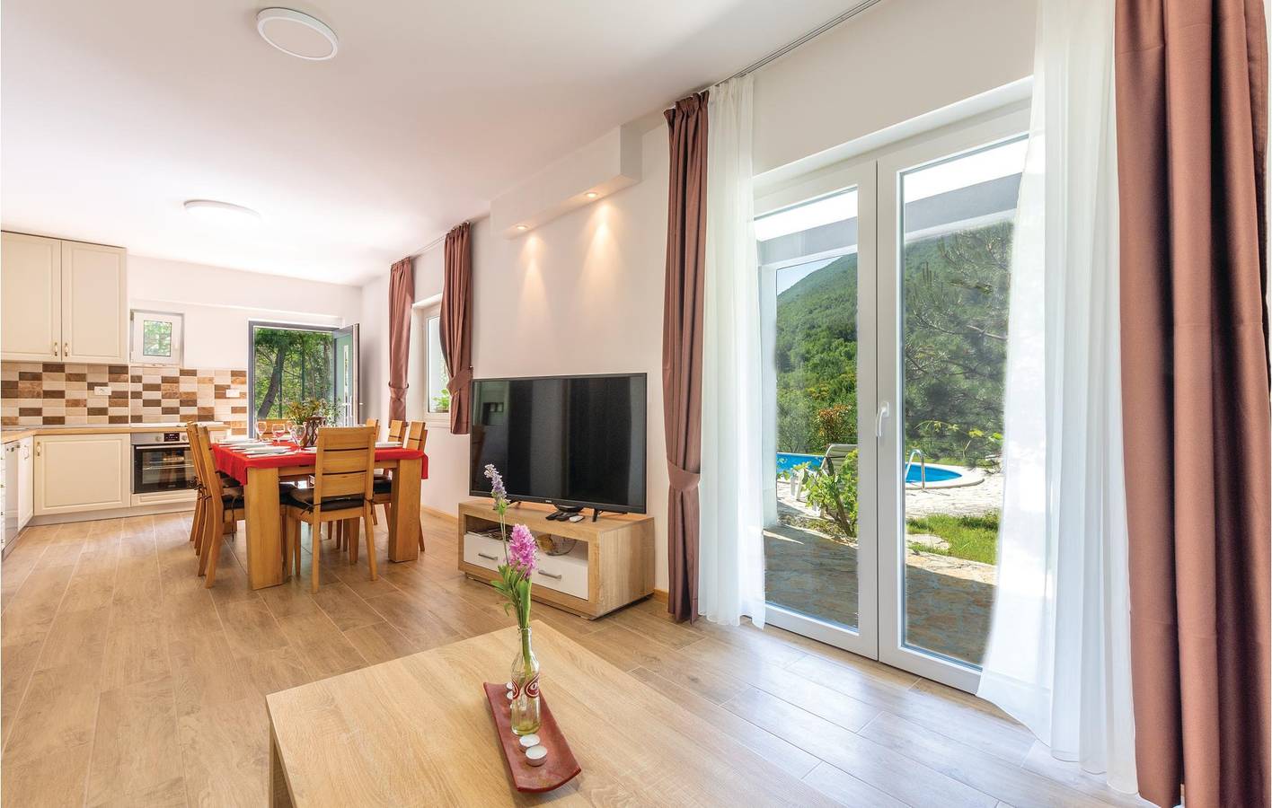 Gemütliche 2-Zimmer-Wohnung mit Pool und Terrasse in der Nähe des Flusses Cetina in Slime, Dalmatinisches Zagora