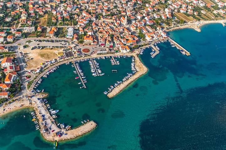 Entire apartment, Apartment in Pakoštane with Terrace, Air condition, WIFI, Washing machine (3548-1) in Pakostane, Zadar