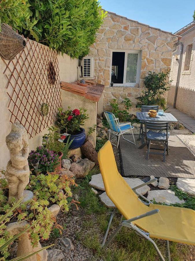 Location de vacances pour 3 personnes, avec jardin ainsi que piscine et terrasse à Uchaud - 3