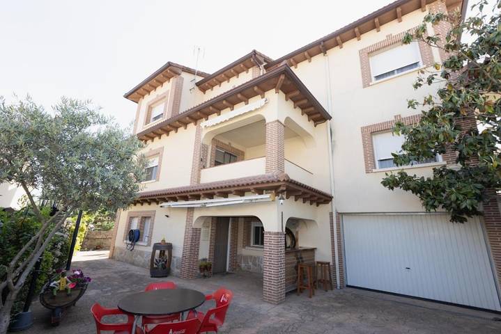 Location de vacances pour 10 personnes, avec Balcon et Terrasse ainsi que Jardin et Piscine à La Adrada