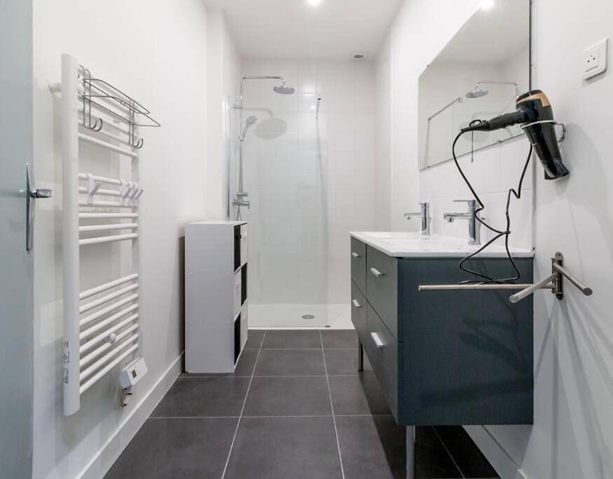 Appartement entier, Chambre qualité hôtel 4 etoiles dans un appartement partagé in Frouzins, Toulouse et ses environs