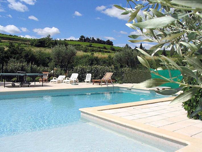 Gîte pour 4 personnes, avec terrasse ainsi que piscine et jardin, animaux acceptés