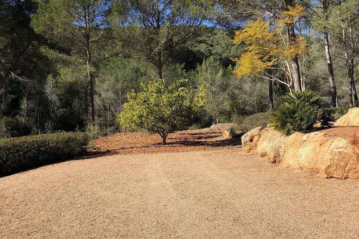 Cheap villa for 9 people, with hot tub and garden in Ibiza