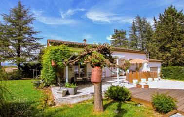 Gîte pour 5 personnes, avec jardin ainsi que terrasse et piscine à Grospierres