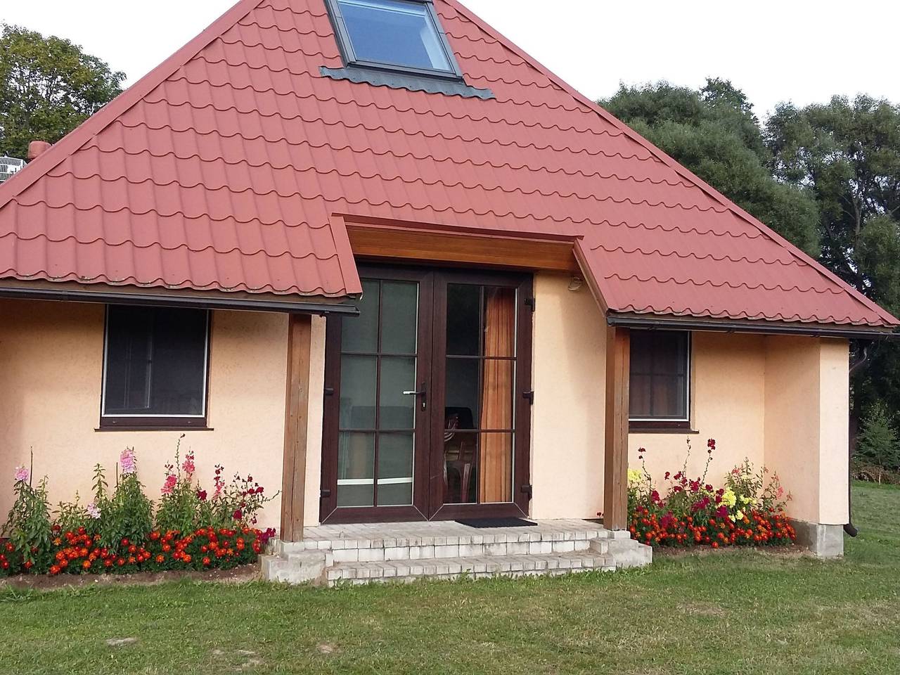 Fuchsbau in Waldnähe in Kuldiga, Kurland