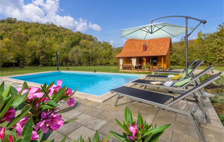 Charmante 2-Zimmer-Wohnung mit Pool und Terrasse, 2,5 km vom Fluss Rakovac entfernt in Gospitsch, Naturpark Velebit