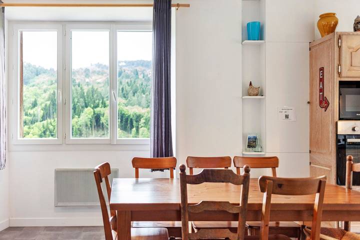 Appartement entier, « Grand Gîte » avec vue sur la montagne, piscine partagée et Wi-Fi in Saint-Jean-du-Gard, Parc national des Cévennes