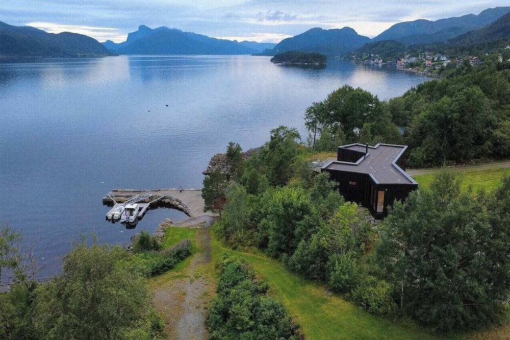 Von einem Architekten entworfene Hütte mit Blick auf den Fjord und die Berge in Vågsøy