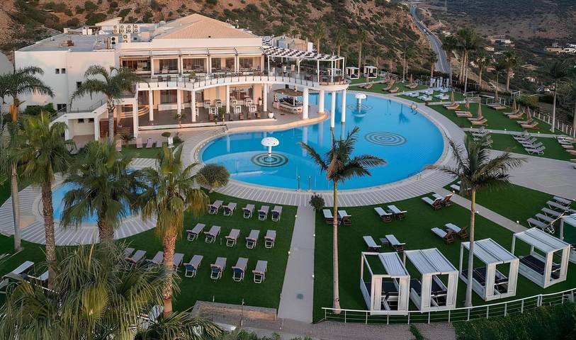 Vacation rental for 4 people, with hot tub and balcony as well as children pool in Greek Islands