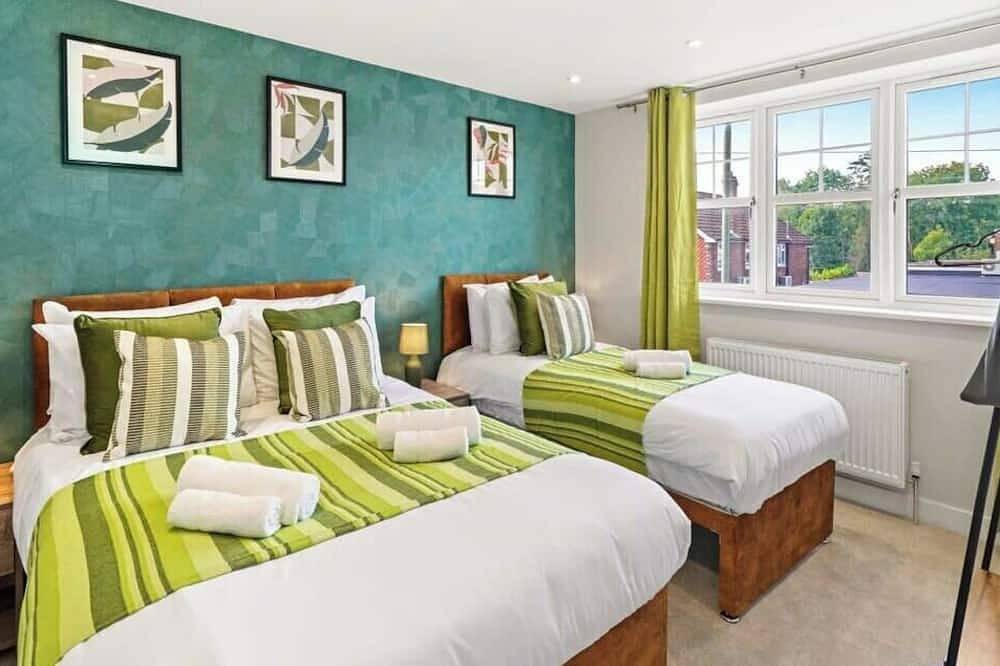 Large House, Contractors/Families, 2X Free Parking in Rushmoor, Hampshire