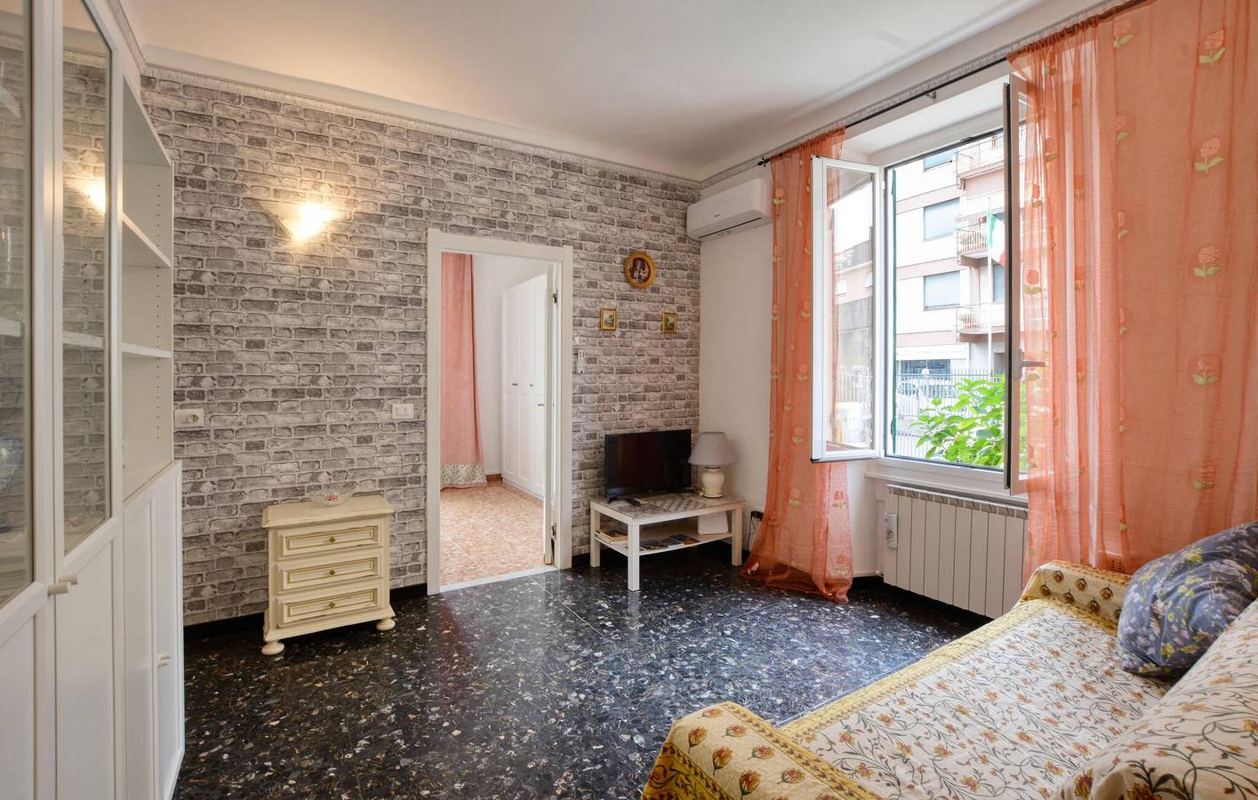 Appartamento intero, Moderno appartamento sulla spiaggia con WiFi, AC, parcheggio in Chiavari, Riviera di Levante