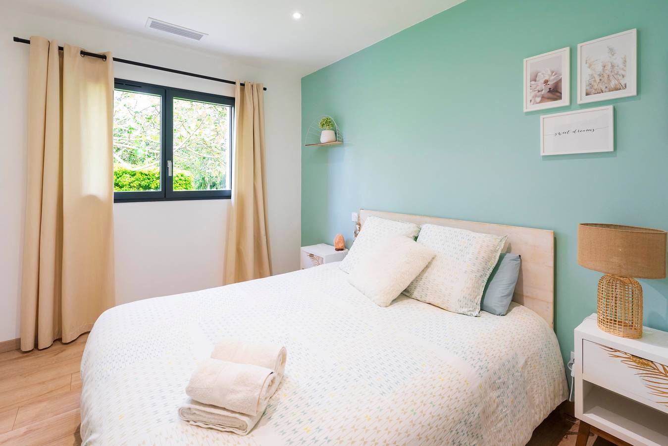 Holiday Home 'Villa Iguski' with Private Terrace, Wi-Fi and Air Conditioning in Saint-Pierre-d'Irube, Bayonne region