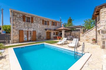 Villa für 8 Personen, mit Balkon und Pool in Kroatien