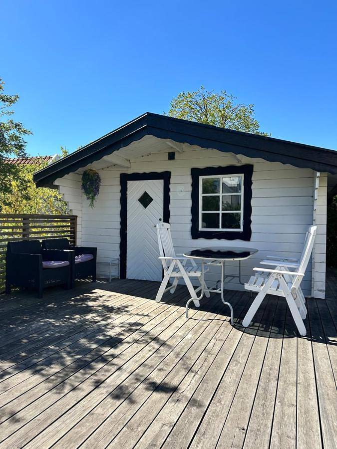 Appartement entier, Mysig stuga i lugnt villaområde med eget badrum och kök i huvudbyggnadens källare in Kalmar, Mer Baltique suédoise