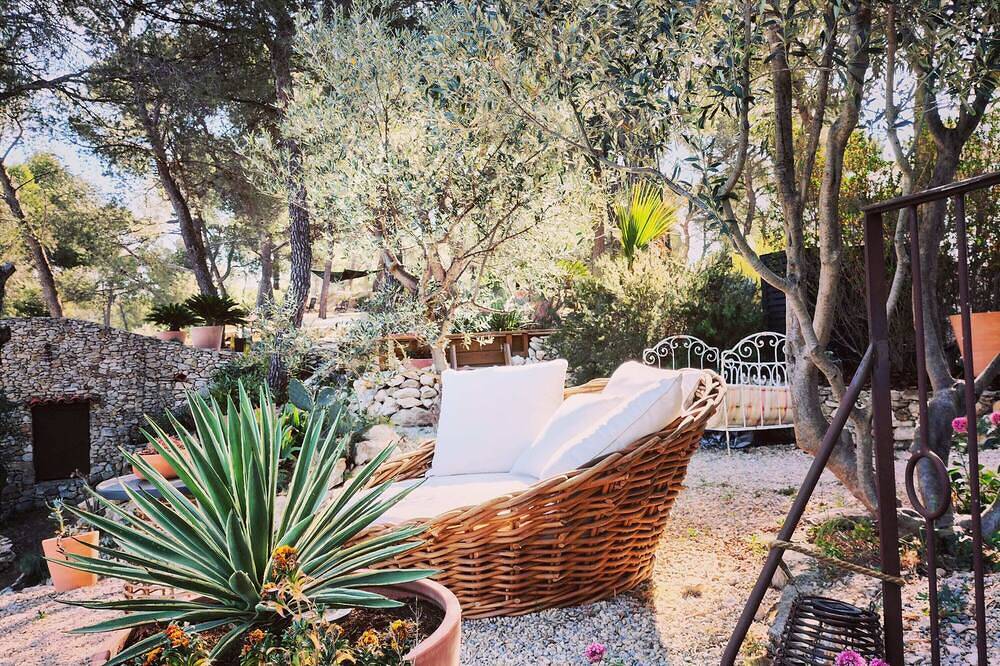 Entire apartment, Le Moulin Rouge Provençal : charming old windmill with hot tub close to Aix in Bouc-Bel-Air, Aix-en-Provence region