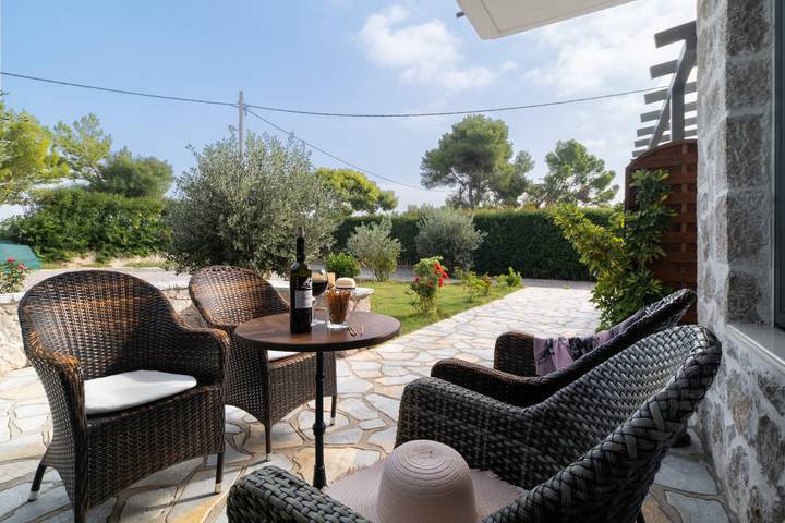 'Villa with garden view 2' with Shared Garden & Wi-Fi in Lefkada City, Greece