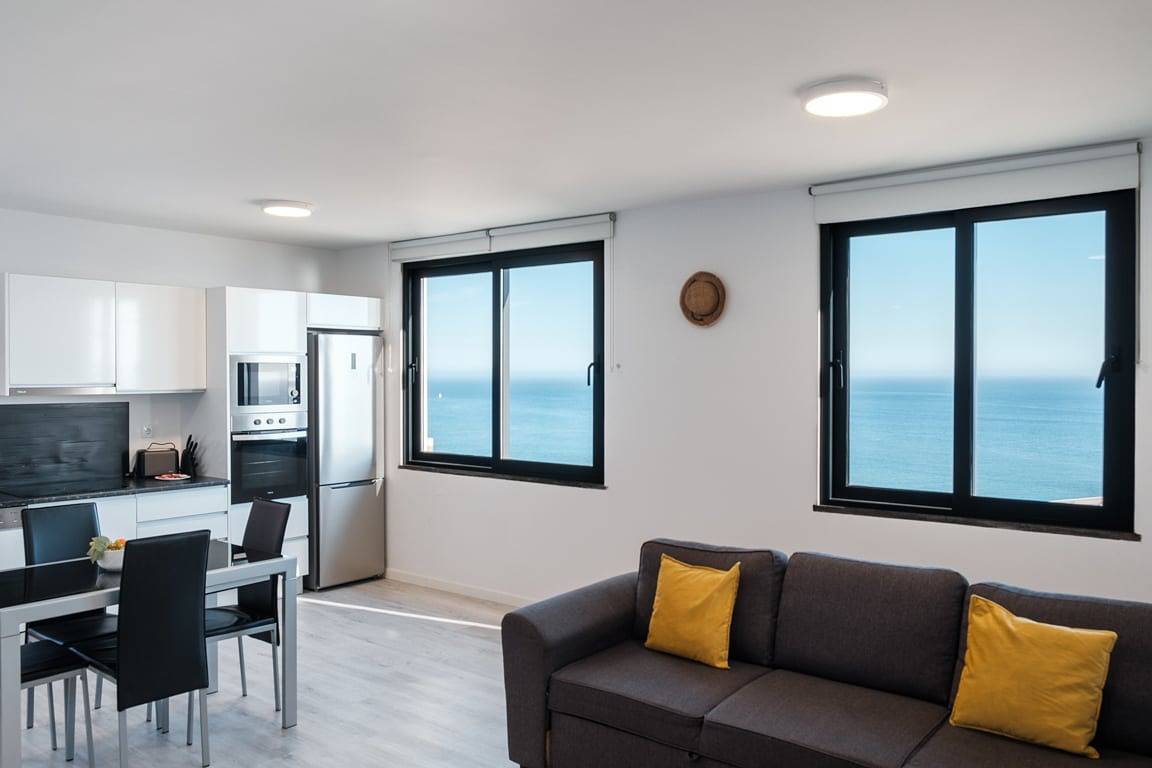 Ganze Wohnung, Ferienwohnung für 6 Personen mit Terrasse in Câmara de Lobos, Madeira