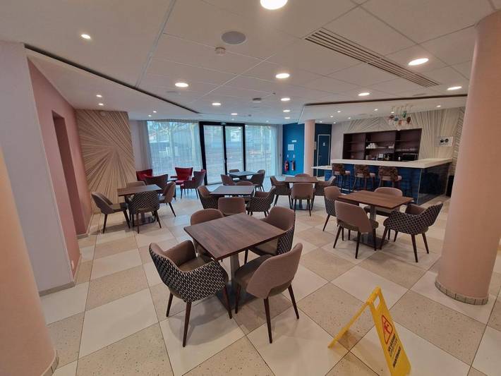 Appart’hôtel pour 2 personnes, avec piscine et jardin ainsi que vue et sauna, animaux acceptés