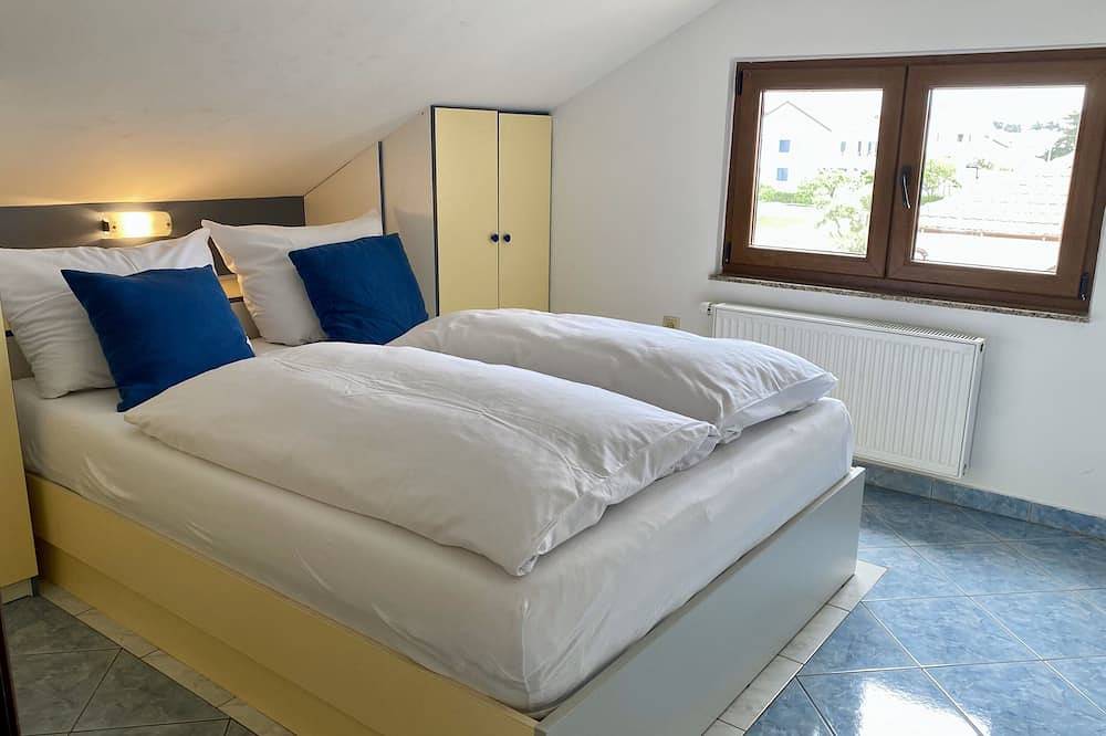 Ganze Wohnung, 180qm Wohnung mit Meerblick, 300m zum Strand, Garten in Biograd na Moru, Zadar