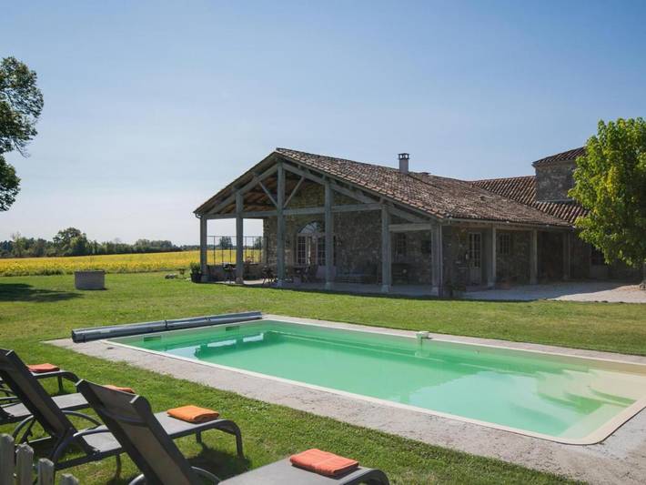 Location de vacances pour 12 personnes, avec Terrasse ainsi que Jardin et Piscine à Fargues-sur-Ourbise