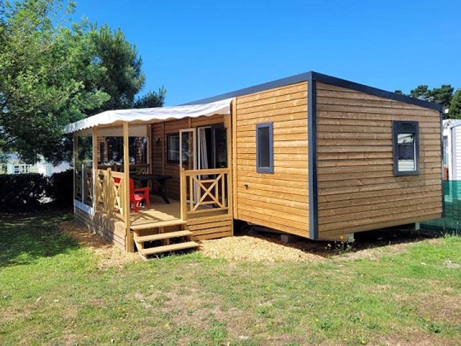 Cozy Mobile Home with Parking, WiFi, TV, Pool - Near Plage de Sauveterre! in Brem-sur-Mer, Loire Valley