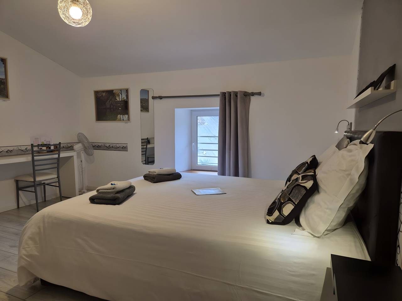 Chambre d’hôtes « Le Milan Noir - Chambre N°4 » avec terrasse, jardin partagés et Wi-Fi in Riols, Région de Béziers