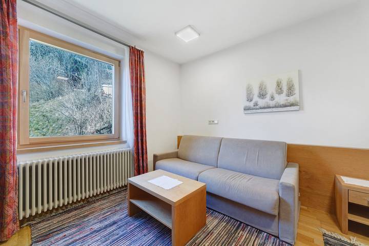 Gasthof Kirchsteiger 'Zimmer 6' con vista lago, terrazza condivisa e Wi-Fi in Santa Valburga d'Ultimo, Ultimo