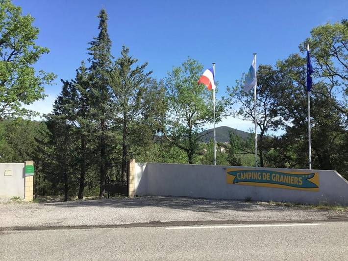 Camping pour 5 personnes, avec jardin ainsi que piscine et vue, animaux acceptés