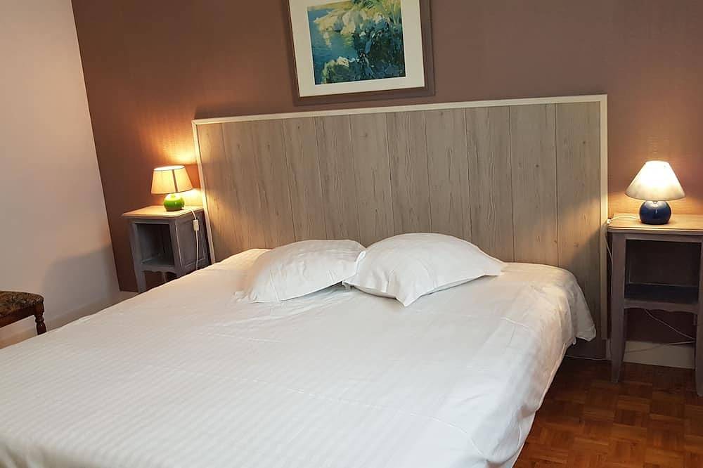 Entire apartment, Furnished apartment in comfortable single-family house with mature garden in Bagnoles-de-l'Orne, Parc naturel régional Normandie-Maine