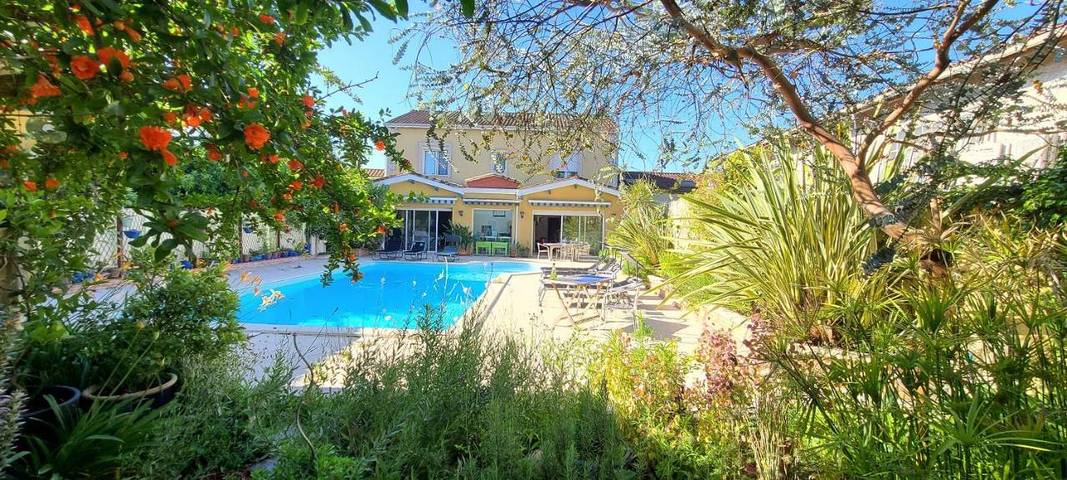 Chambre d’hôte pour 2 personnes, avec piscine ainsi que terrasse et jardin
