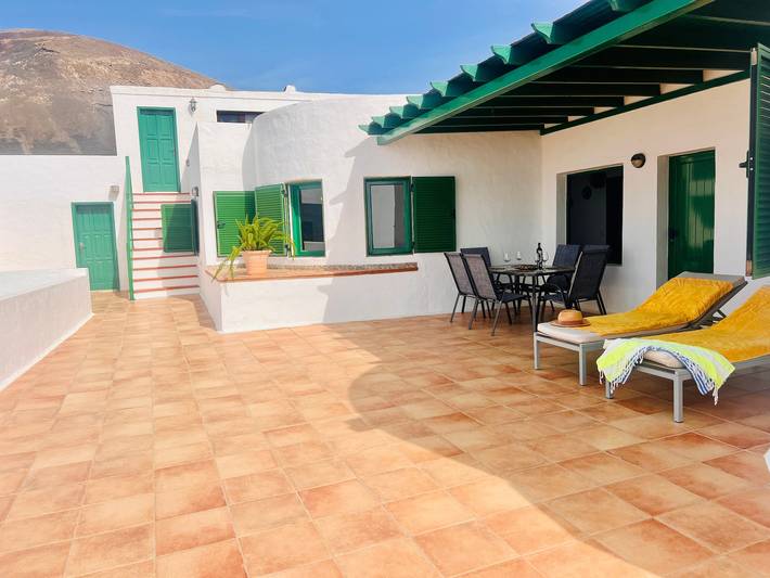 Villa de vacaciones 'Lanzarote Suite Moon' con vistas al mar, piscina privada y Wi-Fi in Tías, Lanzarote