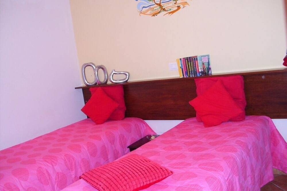 Cozy semi-detached terrace house 5 minutes from the beautiful sandy beach in Balestrate, Provincia de Palermo