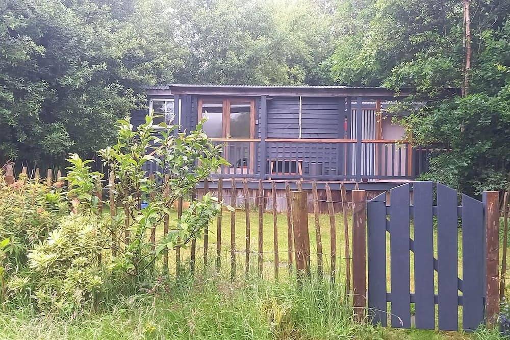 Sheperd's Hut, Sleeps 2 with Hot Tub and Garden in Glenagarriff, County Cork