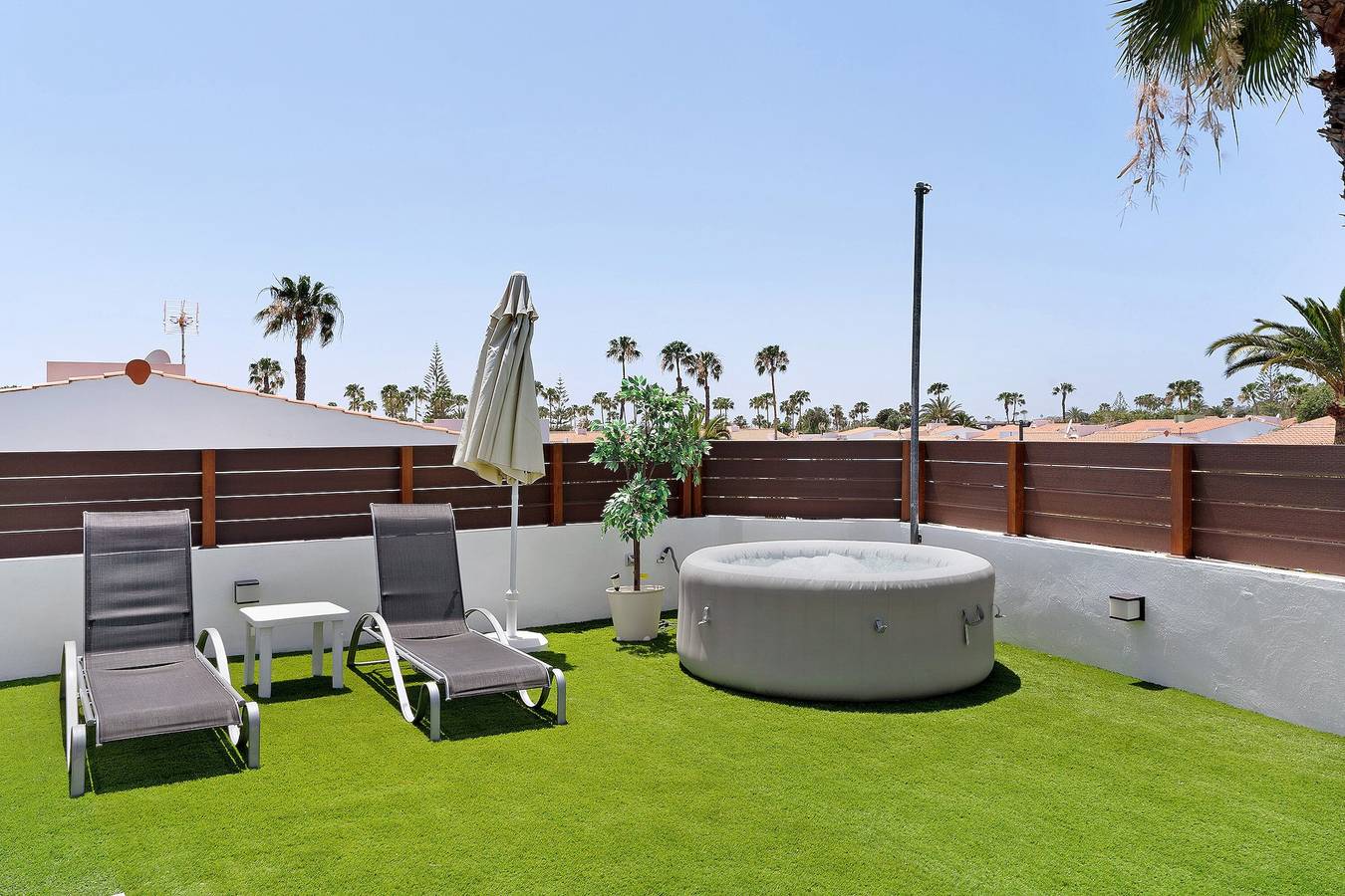 Apartamento inteiro, Casa de férias 'Casa Luna Kingbed e Jacuzzi' com vista para a montanha, piscina partilhada e Wi-Fi in Campo Internacional, San Bartolomé de Tirajana