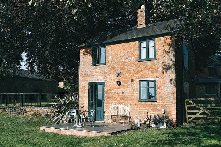 Log cabin for 2 people, with garden, with pets in Northamptonshire